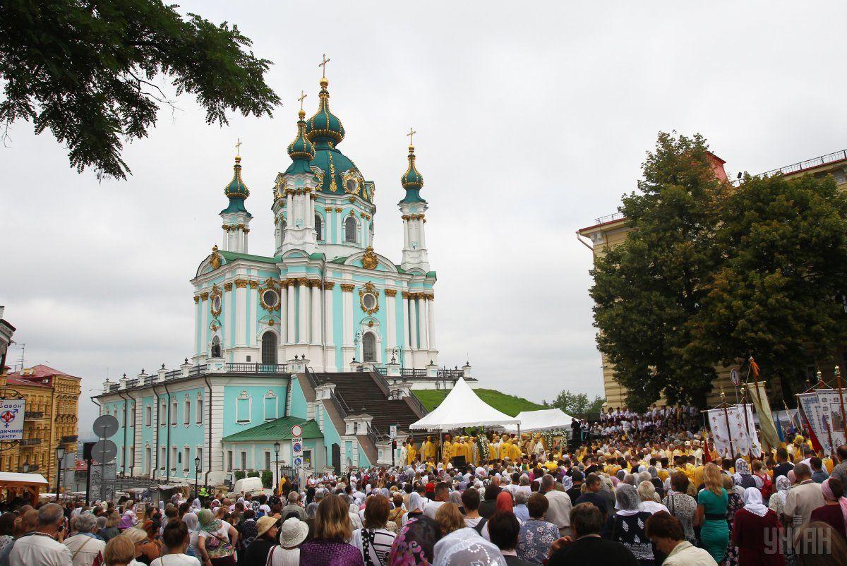 Первой начинает желтеть липа