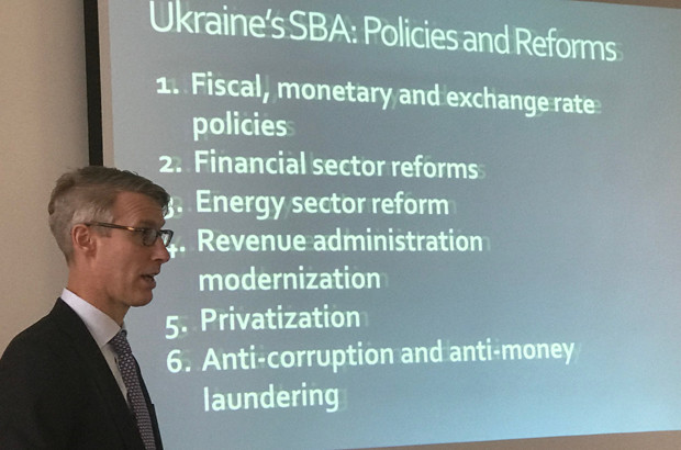Он рассказал об истории Фонда, его структуре и организационной структуре, видах помощи, которую организация оказывает своим членам, и, конечно же, о программах, поддерживаемых МВФ с Украиной